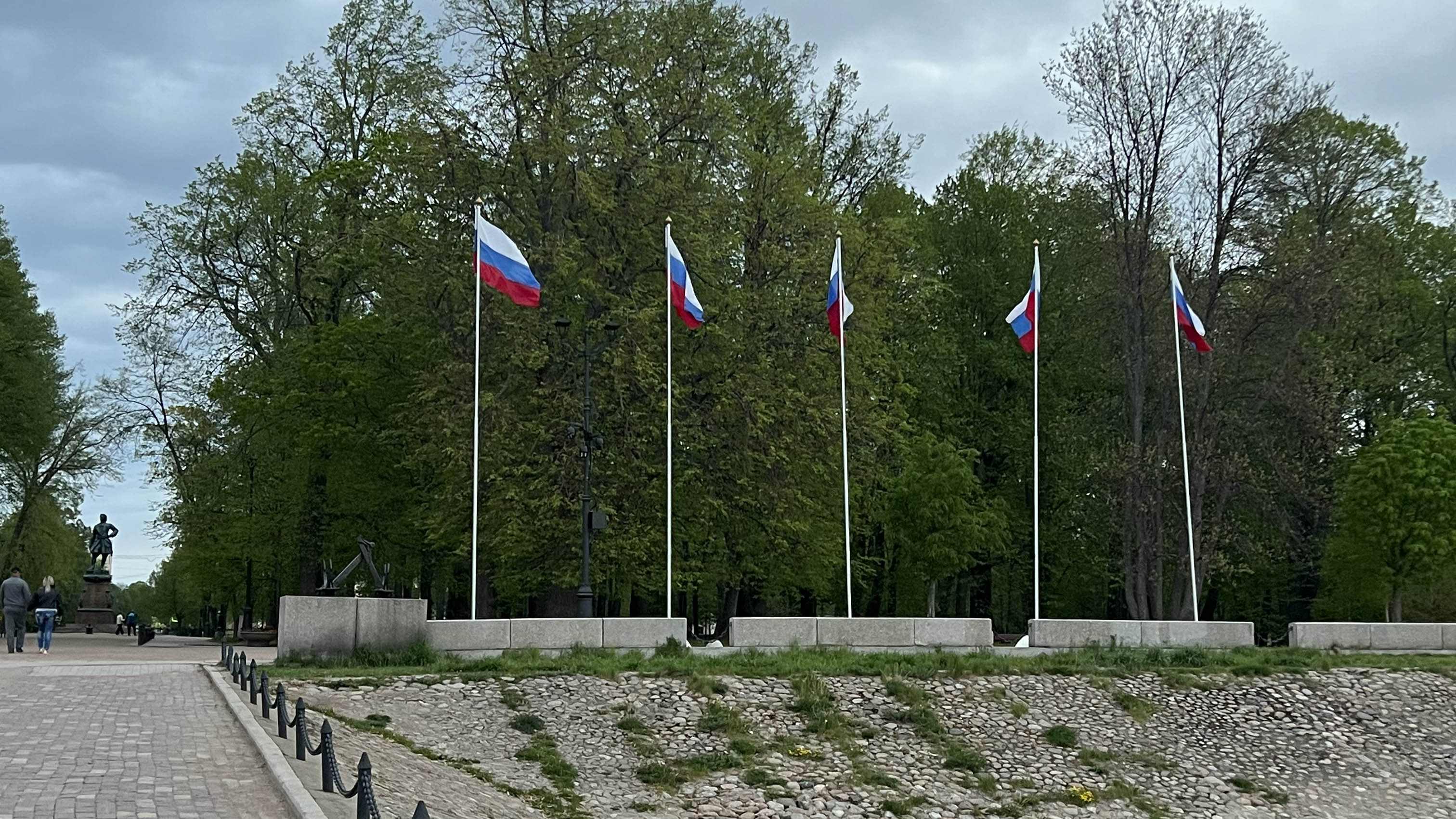 Фото уличных флагштоков с флагами России на набережной Кронштадта во время празднования 9 мая в 2023 году