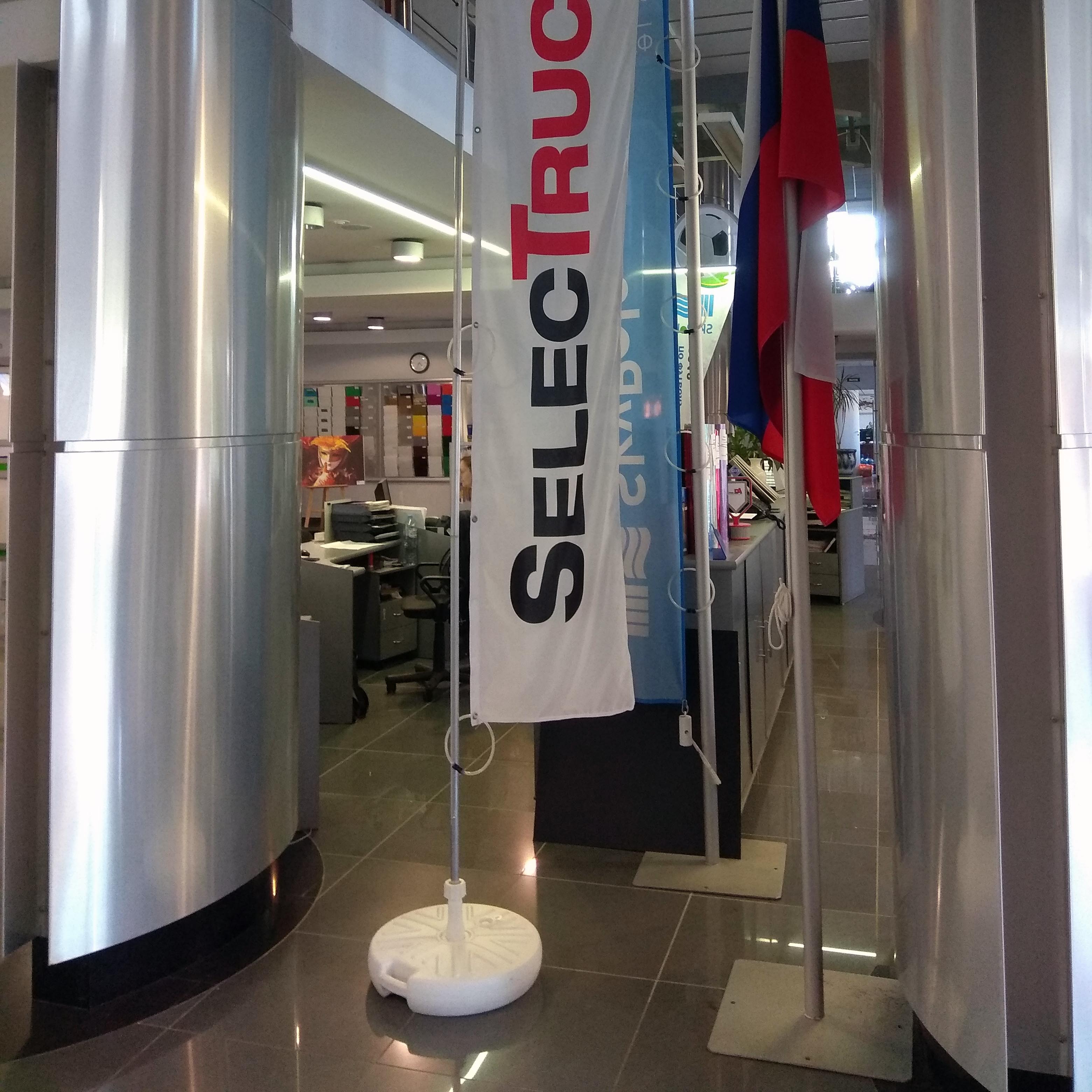 Фото мобильного флагштока на насыпном пластиковом основании