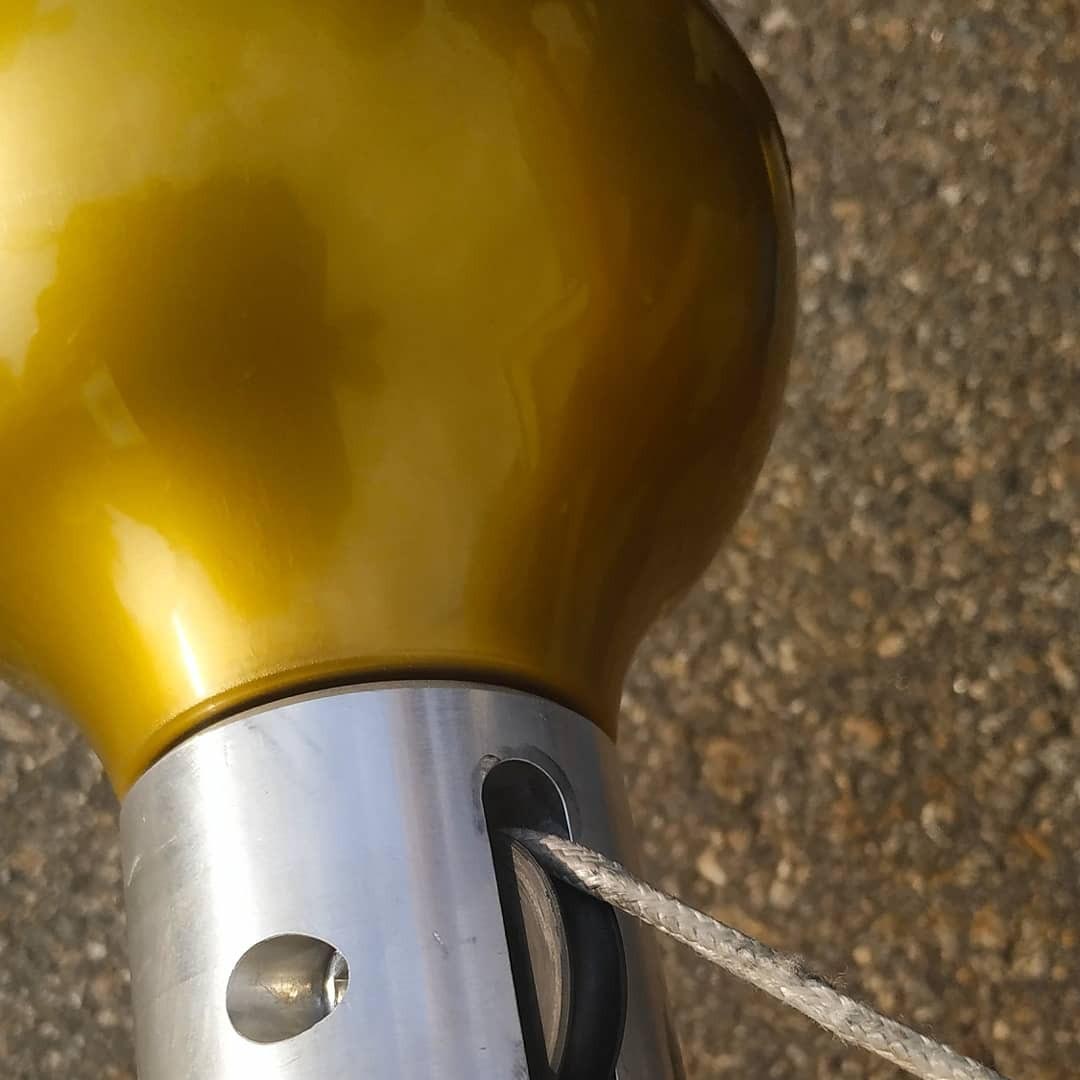 Фото капролоновой втулки и надетого навершия на уличный флагшток