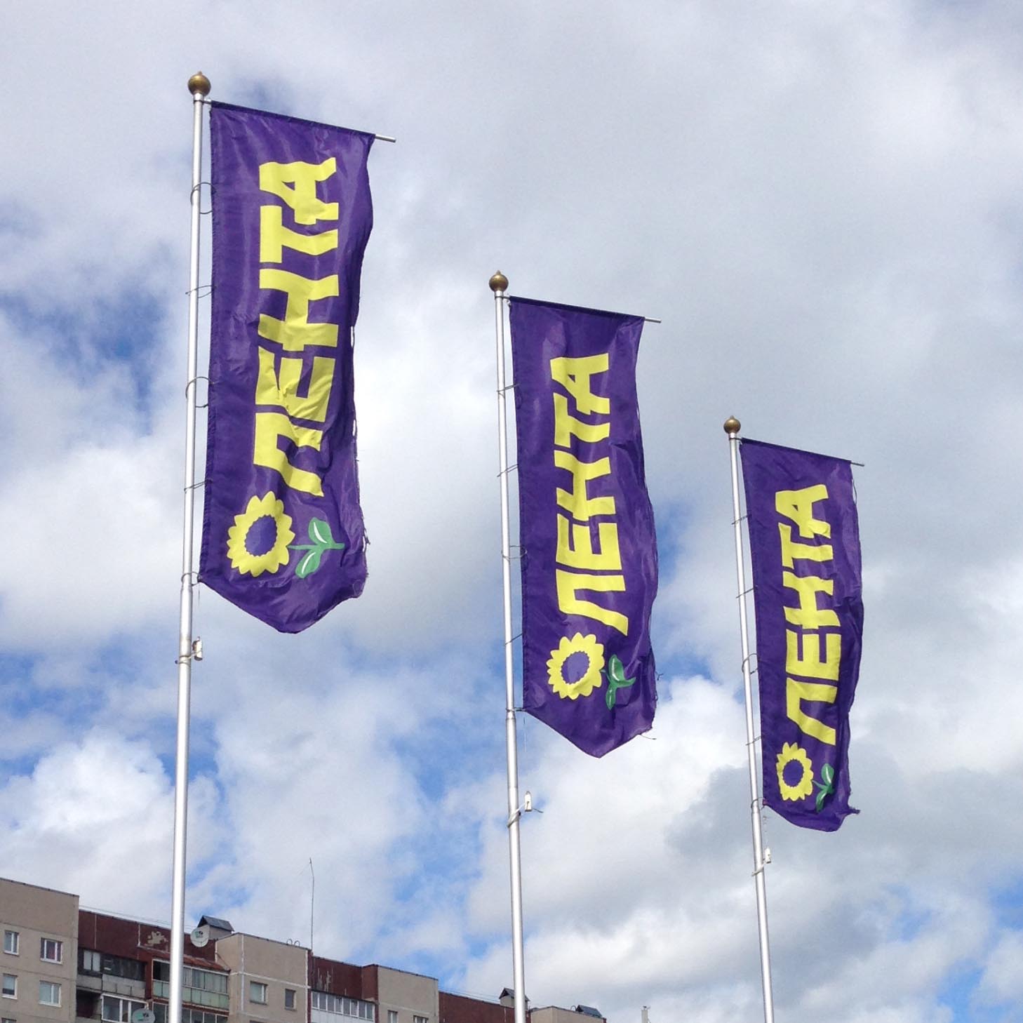 Фото уличных флагштоков высотой 12 метров возле гипермаркета Лента