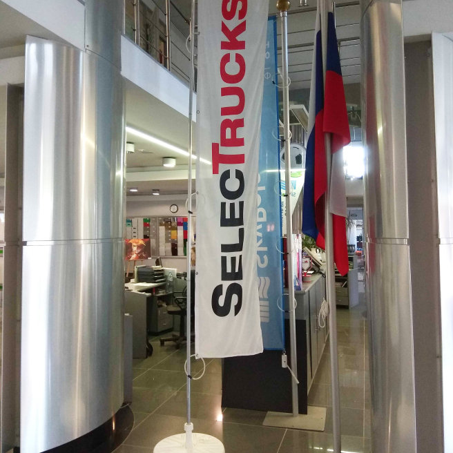 Фото мобильного флагштока высотой 4,8 метра на насыпном основании