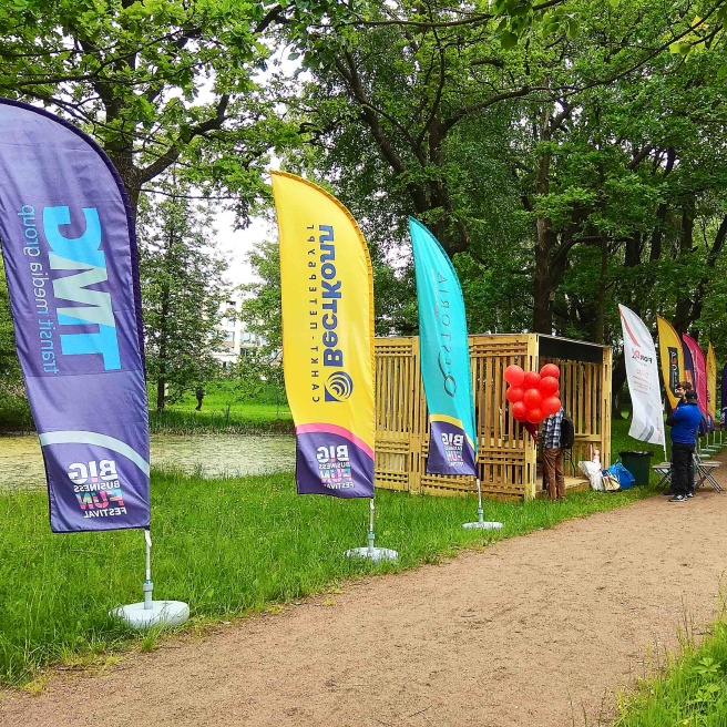 Фото виндеров "Бриз Парус" высотой 3,6 метра на ББФФ