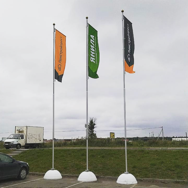 Фото флагштоков у площадки Ленстройтрест