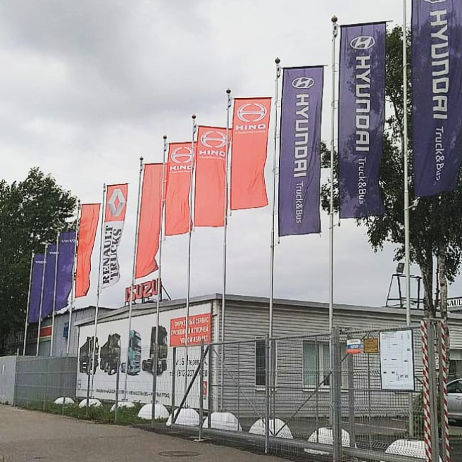 Фото уличных флагштоков высотой 8 метров с баннерным плечом