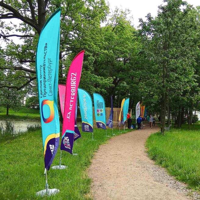 Фото использования мобильных флагштоков на открытой площадке