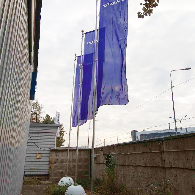 Фото флагштоков установленных манипулятором на бетонные тумбы