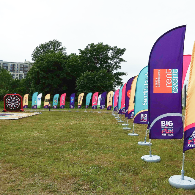 Фото рекламных виндеров высотой 3,6 метра на фестивале в СПб