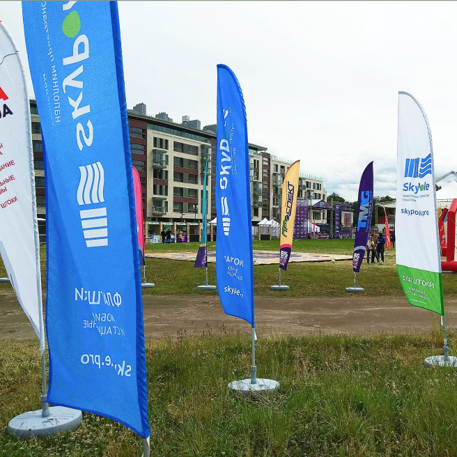 Фото мобильных флагштоков "Парус" высотой 3,6 метра на фестивале в СПб