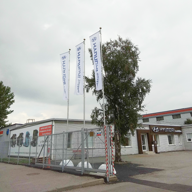 Фото уличных флагштоков высотой 8 метров возле автосервиса грузового транспорта