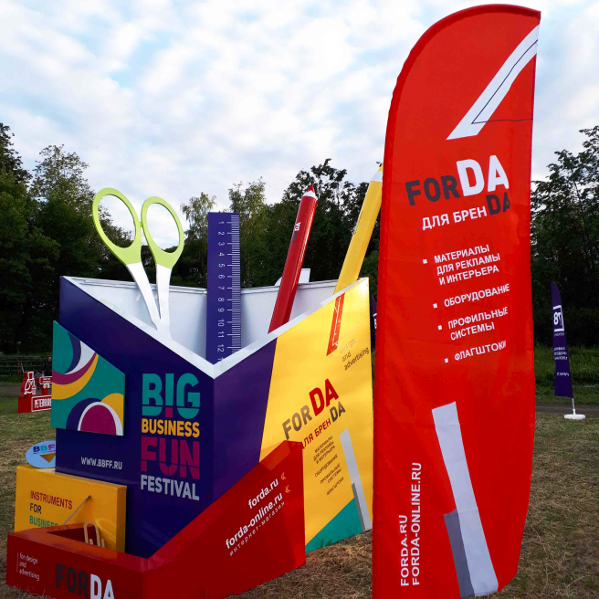 Фото мобильного флагштока высотой 3,6 метра возле инсталляции на фестивале