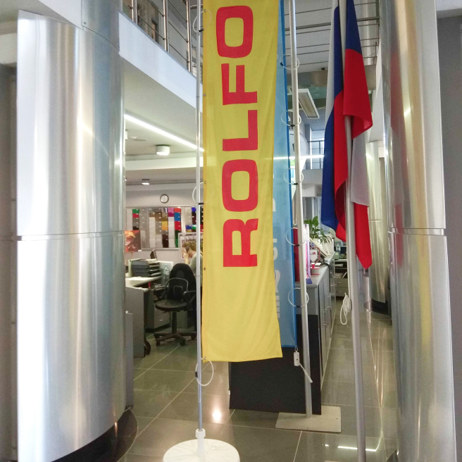 Фото мобильных флагштоков высотой 4,8 метров на наливном основании