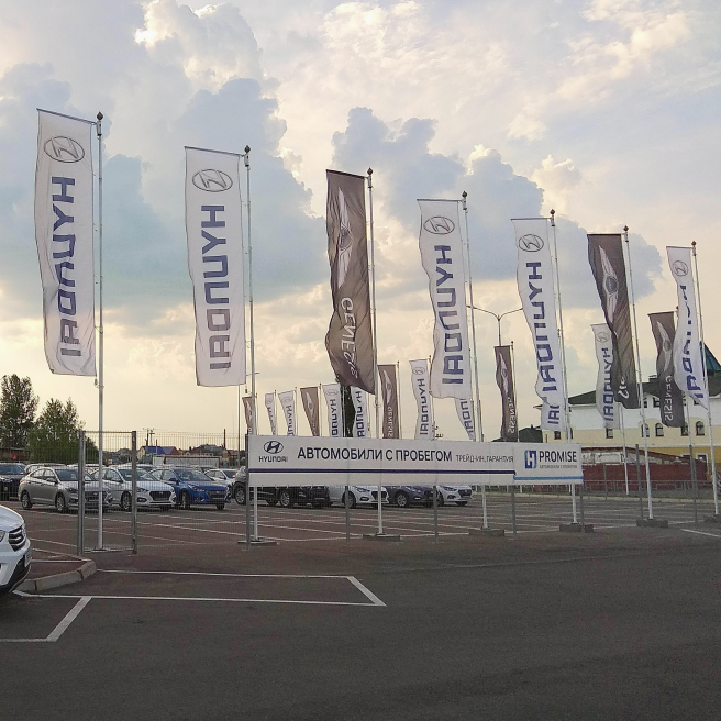 Фото уличных флагштоков 6 метров у салона Hyundai