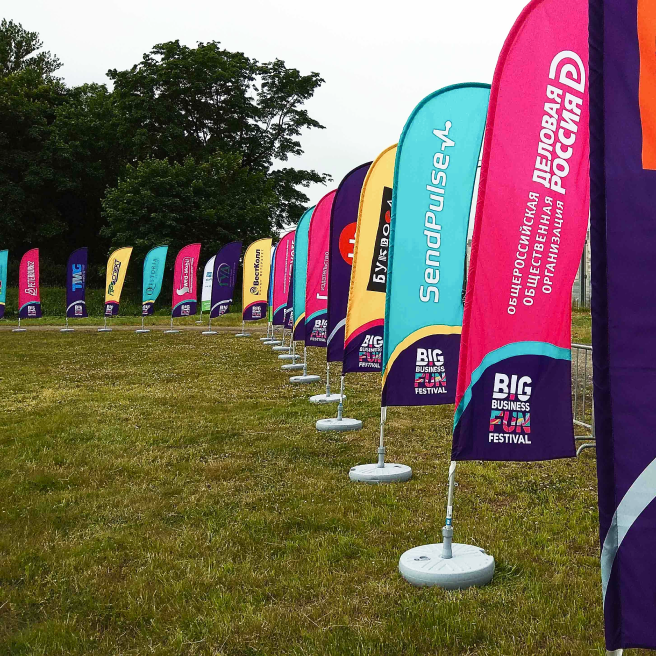 Фото мобильных флагштоков в комплектации "Парус" высотой 3,6 метра