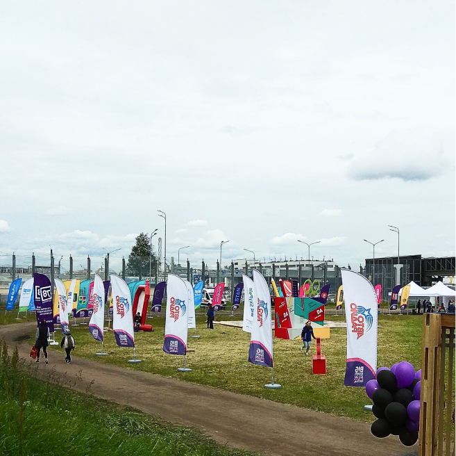 Фото мобильных флагштоков высотой 3,6 метра в комплектации "Парус" на фестивале в СПб