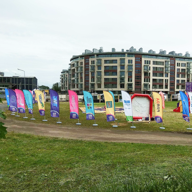 Навигация и реклама на мероприятии при помощи мобильных флагштоков высотой 3,6 метра