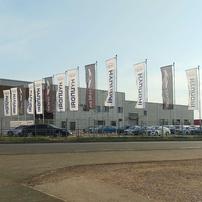 Фото уличных флагштоков 6 метров возле автосалона