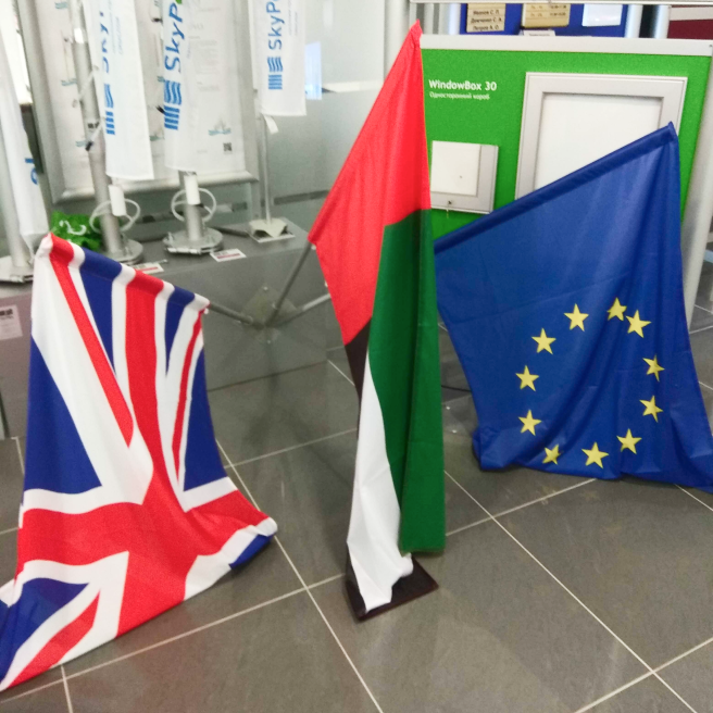 Фото примера использования тройного фасадного флагштока