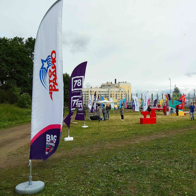 Фото мобильных флагштоков производства SkyPole высотой 3,6 метра