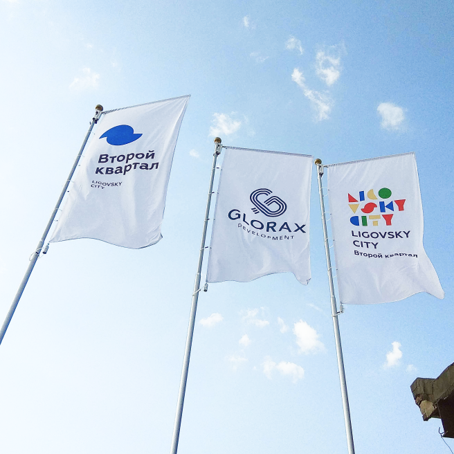 Фото уличных флагштоков высотой 9 метров с баннерным плечом