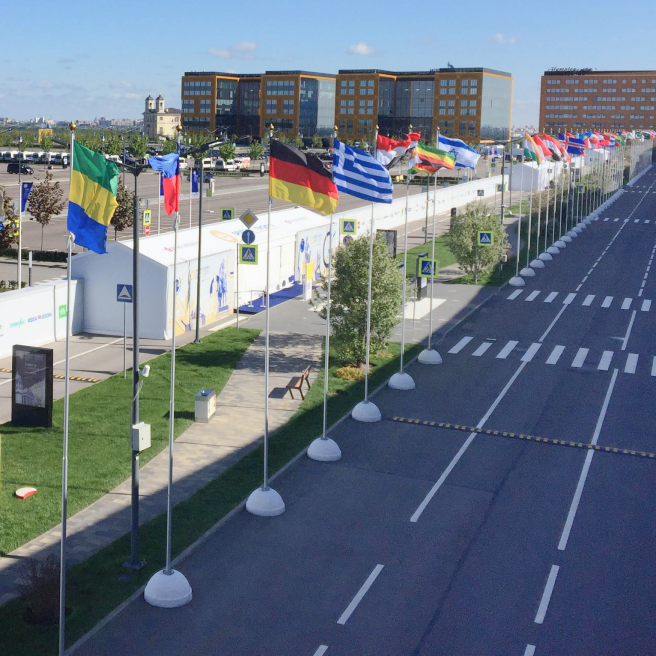 Фото уличных флагштоков "Почёт" высотой 9 метров на бетонных тумбах