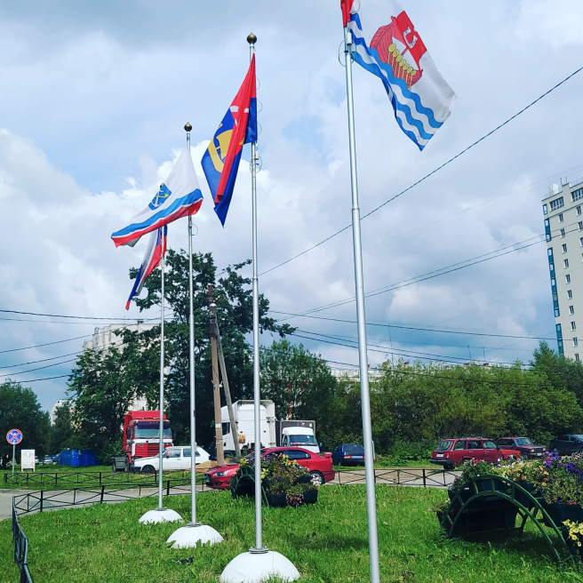 Фото уличных алюминиевых флагштоков "Триумф" высотой 6 метров