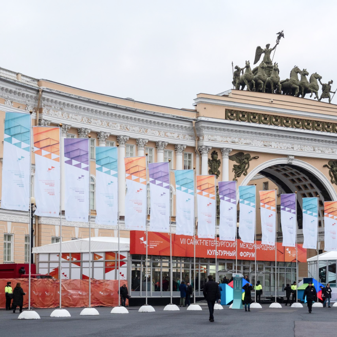 Фото уличных флагштоков высотой 8 метров с баннерным плечом на Культурном форуме в СПб