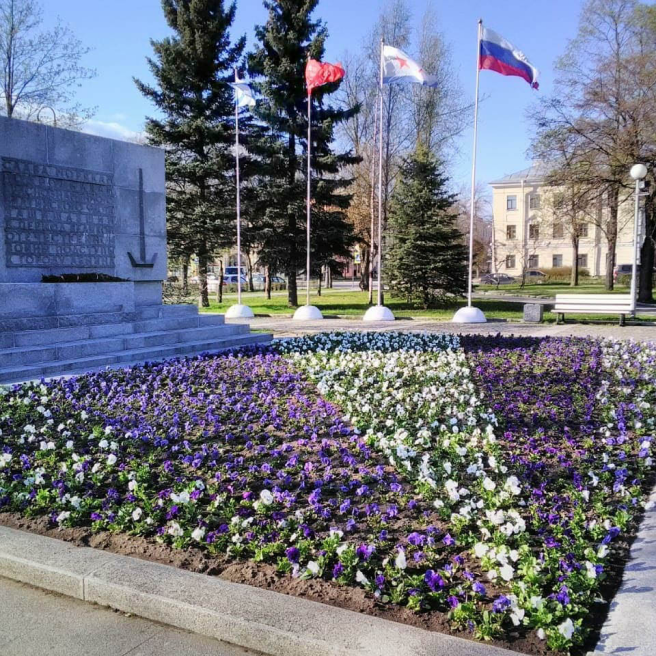 Фото уличных флагштоков с фиксацией шнура со внешней стороны мачты высотой 10 метров