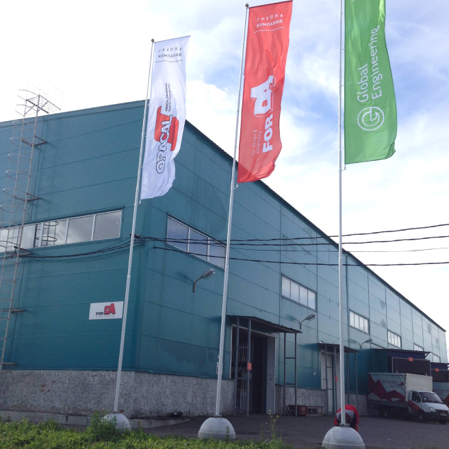 Фото уличных флагштоков "Престиж" высотой 12 метров у склада в СПб