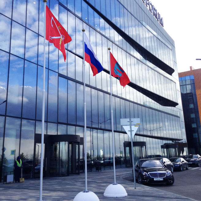 Фото уличных флагштоков "Триумф" высотой 6 метров на бетонных тумбах