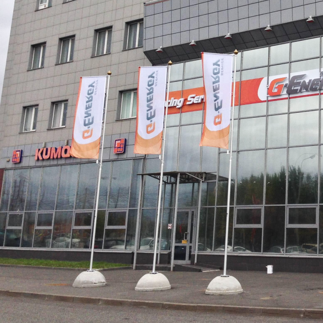 Фото уличных флагштоков высотой 6 метров в комплектации "Баннер-бар" на бетонных тумбах