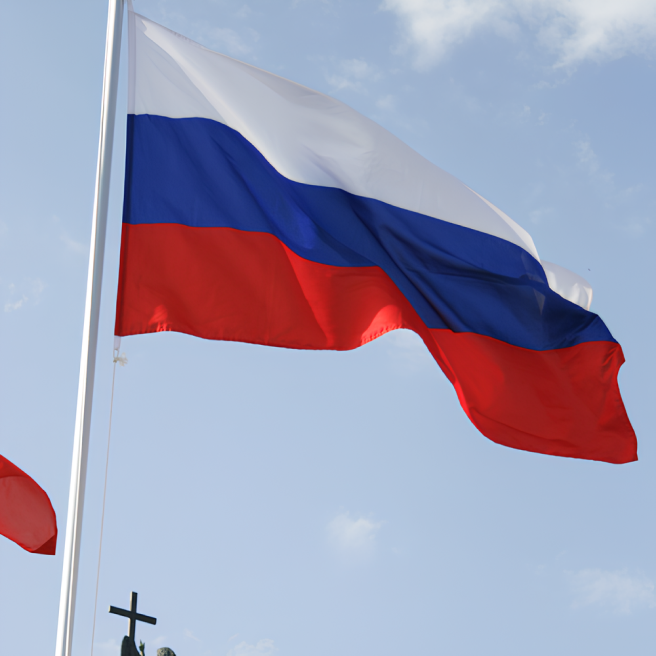 Фото российского флага на уличном флагштоке SkyPole