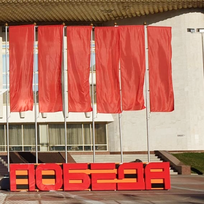 Фото уличных флагштоков в комплектации "Баннер-бар" высотой 6 метров