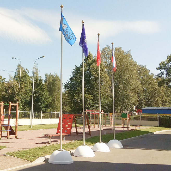 Фото уличных флагштоков "Почёт" высотой 6 метров на территории детского сада