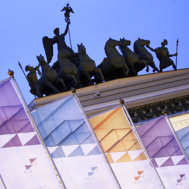 Фото уличных флагштоков "Престиж" на Дворцовой площади в СПб