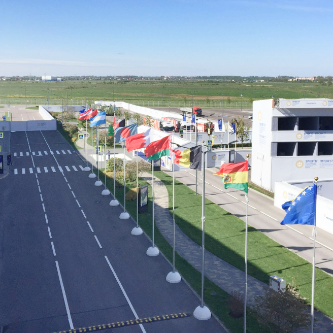 Фото уличных флагштоков SkyPole высотой 9 метров на ПМЭФ