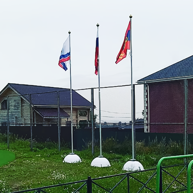 Фото уличных флагштоков со скрытой системой подъёма флага и антивандальным замком