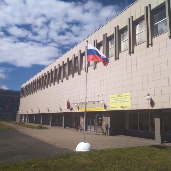 Фото уличного флагштока с антивандальным замком высотой 6 метров на бетонной тумбе