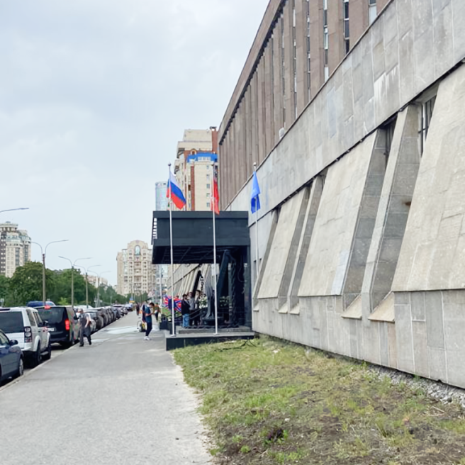 Фото уличных флагштоков со скрытой системой подъёма флага высотой 6 метров