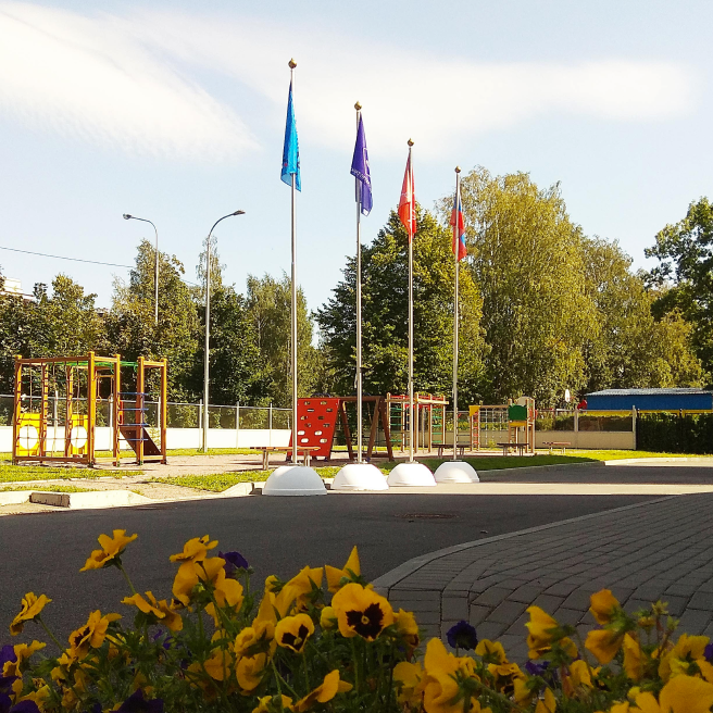 Фото уличных флагштоков "Почёт" высотой 6 метров возле детского сада
