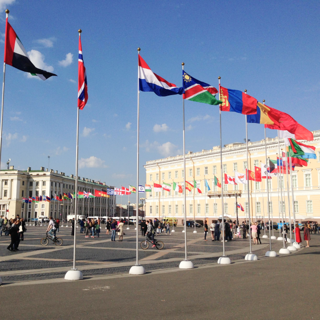 Фото уличных флагштоков высотой 6 метров на бетонных тумбах в СПб