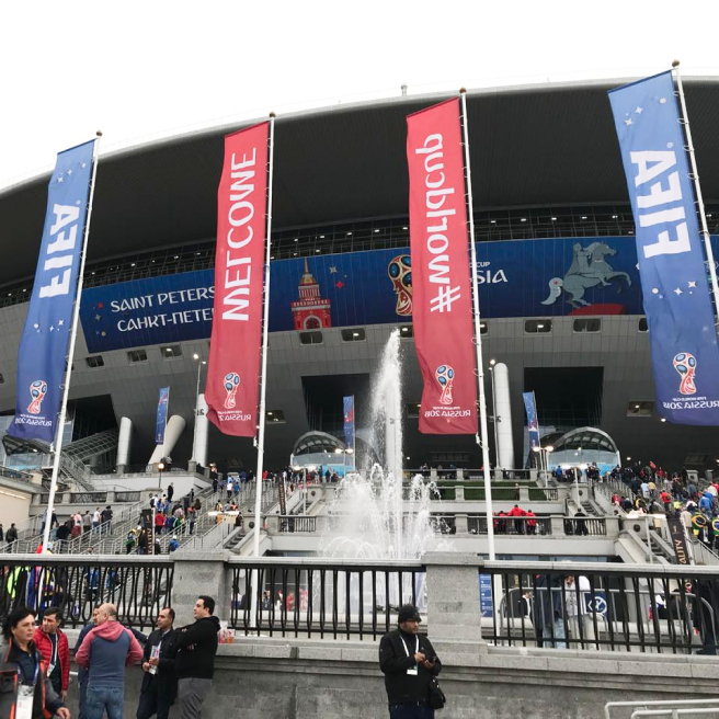 Фото флагштоков с баннерным плечом высотой 9 метров у Зенит арены в СПб