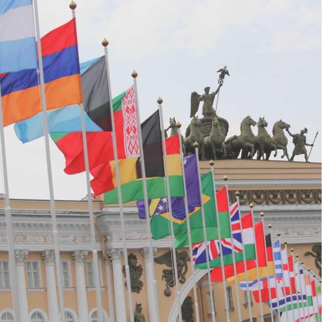 Фото флагов разных стран на фоне Арки Главного Штаба в СПб