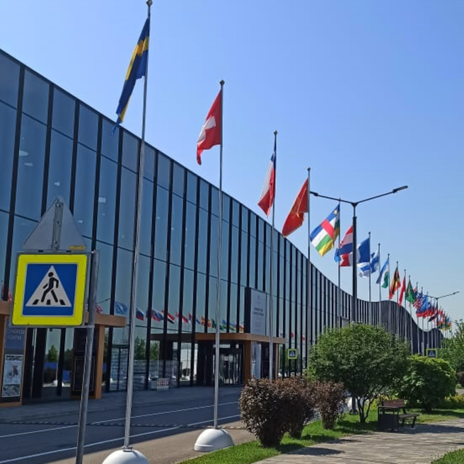 Фото уличного флагштока "Триумф" высотой 8 метров на бетонных тумбах