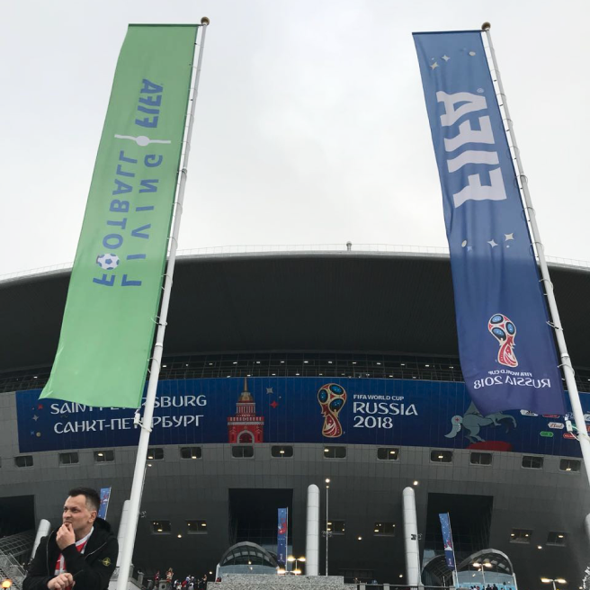 Фото уличных флагштоков с баннерным плечом высотой 9 метров на ФИФА 2018 в СПб