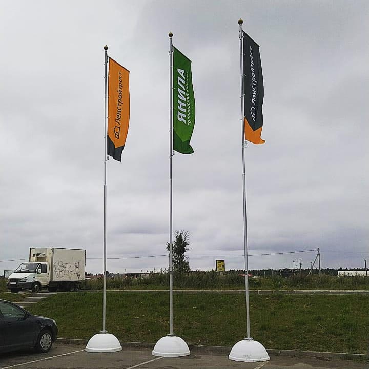 Фото уличных флагштоков установленных на откидное основание с анкерными шпильками