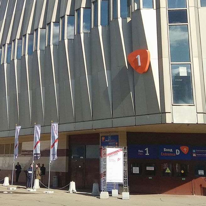 Фото выставочных флагштоков высотой 4,5 метра с баннерным плечом