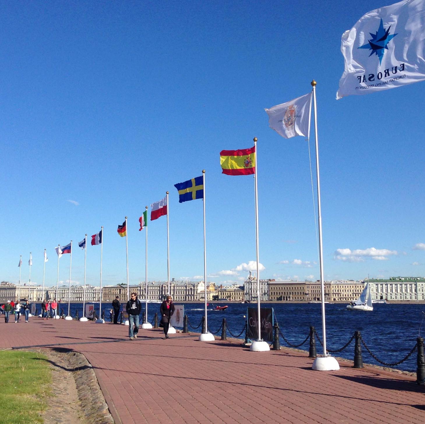 Фото уличных флагштоков установленных на откидное основание с анкерами