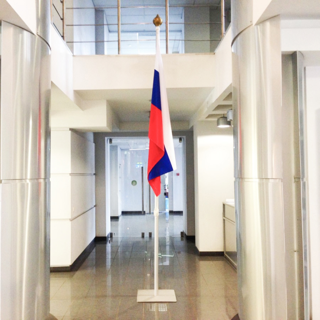 Фото флагштока внутри помещения на металлическом основании
