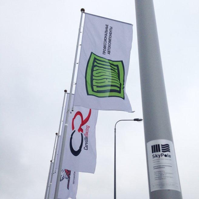 Фото уличных алюминиевых флагштоков с фиксацией флага нейлоновыми петлями