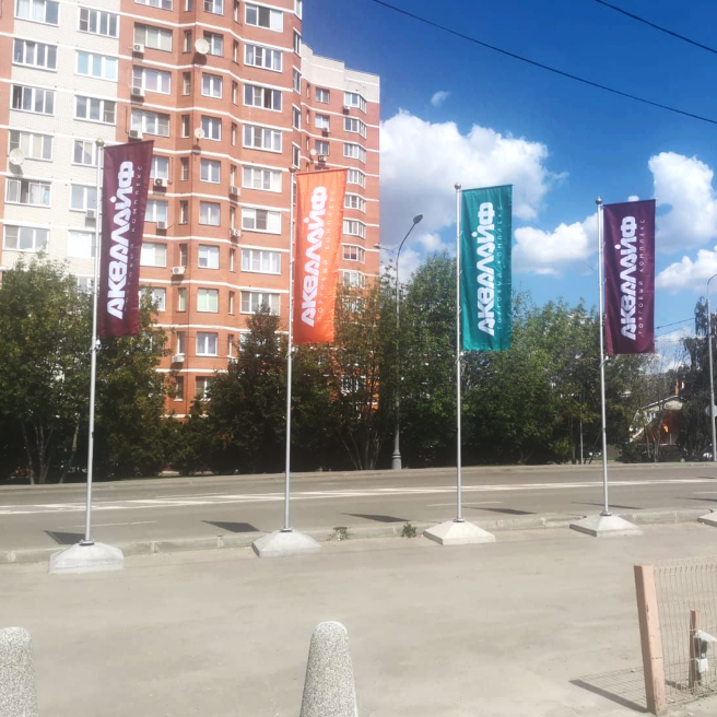 Фото флагштоков с баннерным плечом на бетонных тумбах в форме пирамид